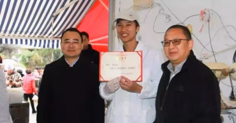 老人吃「霸王餐」9年，意外去世後，店家看著「假幣」哭了