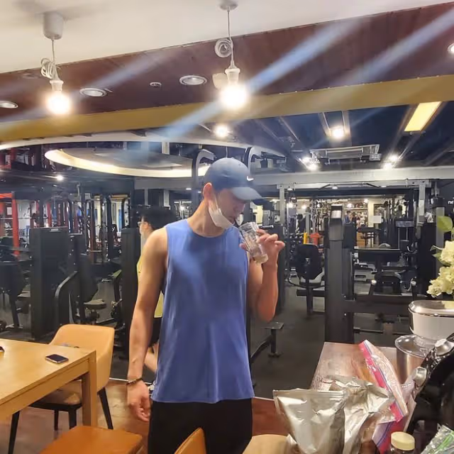 眼鏡底下藏著驚人身材!《社內相親》秘書金旻奎看著文質彬彬,其實曾是游泳選手!