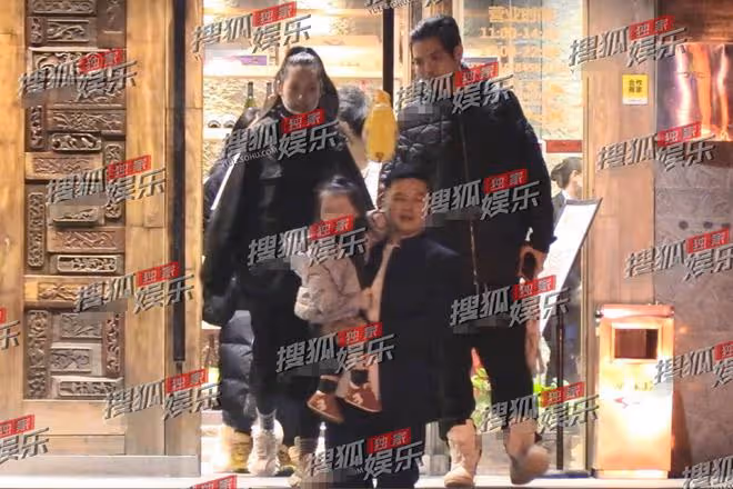 郭碧婷懷孕添實錘？與家人吃飯全程備受呵護，小腹隆起孕肚藏不住