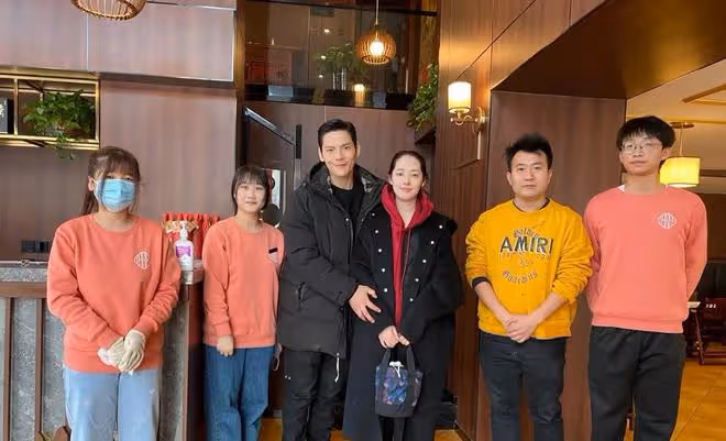 郭碧婷懷孕添實錘？與家人吃飯全程備受呵護，小腹隆起孕肚藏不住