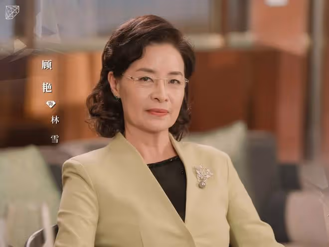 62歲戲骨攜兒子定居日本生活！坐路邊吃飯笑開懷，男方帥氣很像媽