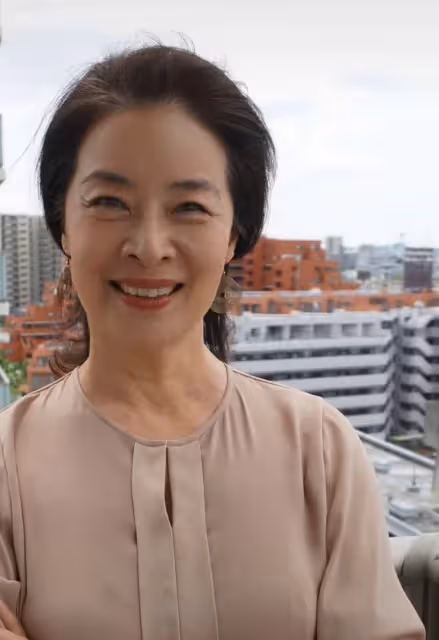 62歲戲骨攜兒子定居日本生活！坐路邊吃飯笑開懷，男方帥氣很像媽