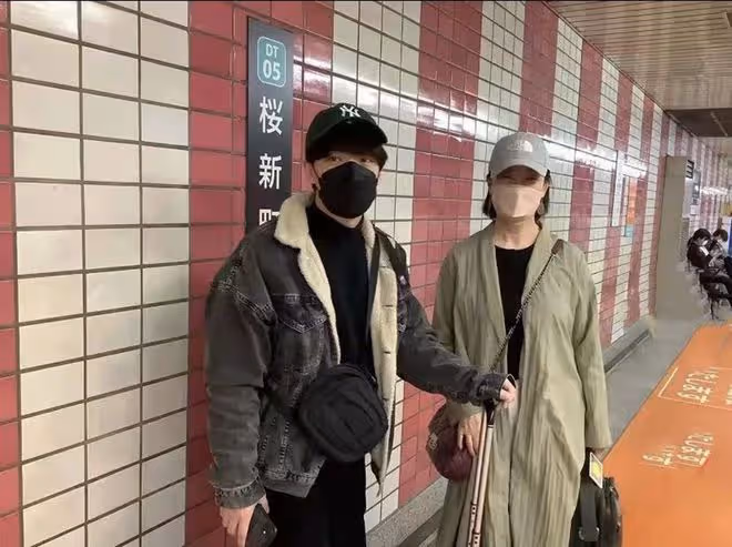 62歲戲骨攜兒子定居日本生活！坐路邊吃飯笑開懷，男方帥氣很像媽
