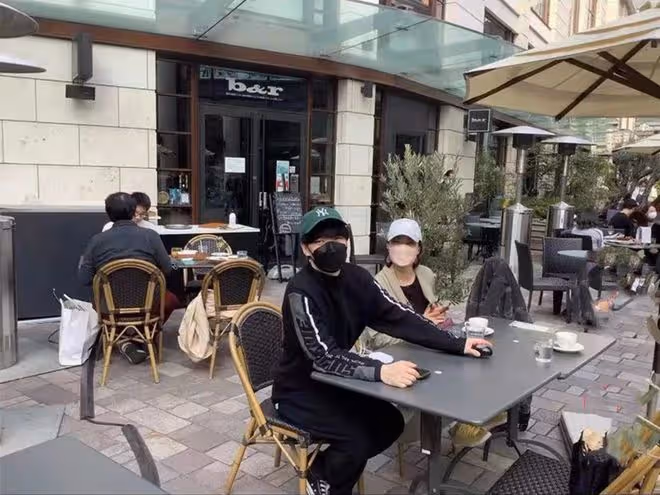 62歲戲骨攜兒子定居日本生活！坐路邊吃飯笑開懷，男方帥氣很像媽
