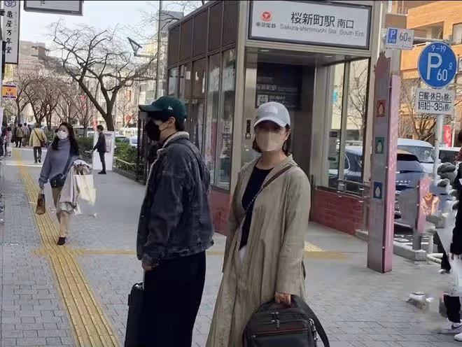 62歲戲骨攜兒子定居日本生活！坐路邊吃飯笑開懷，男方帥氣很像媽