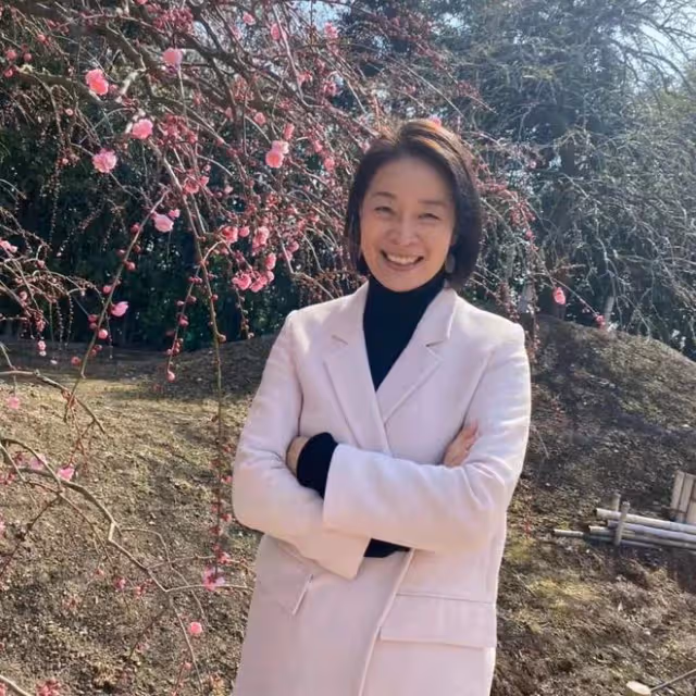 62歲戲骨攜兒子定居日本生活！坐路邊吃飯笑開懷，男方帥氣很像媽