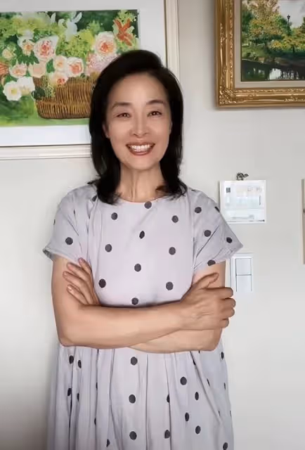 62歲戲骨攜兒子定居日本生活！坐路邊吃飯笑開懷，男方帥氣很像媽