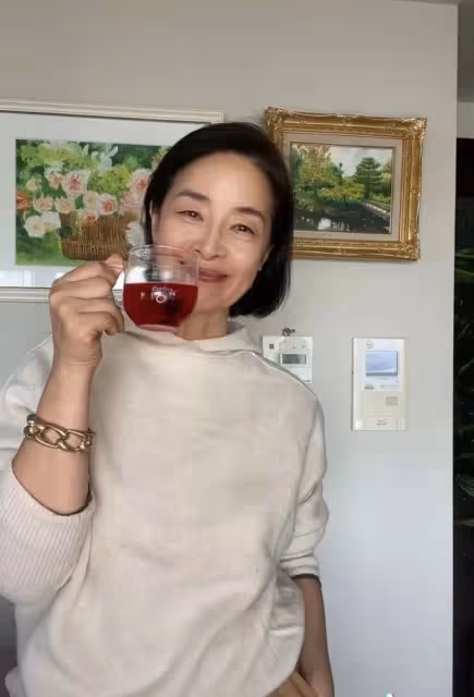 62歲戲骨攜兒子定居日本生活！坐路邊吃飯笑開懷，男方帥氣很像媽