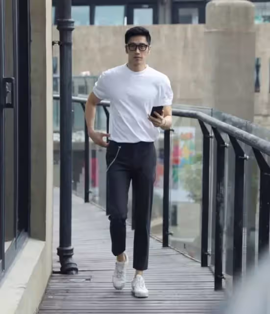這大叔我可以!天菜級「神逆齡攝影師」圈粉百萬人 帥照連發「T恤下冰塊盒腹肌」比小鮮肉更誘人!!