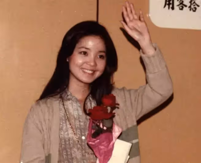 鄧麗君姪女曝光,笑憶【小時候不知她多紅】過年才見得到,穿姑姑舊衣現身,網讚:是一家人准沒錯!!