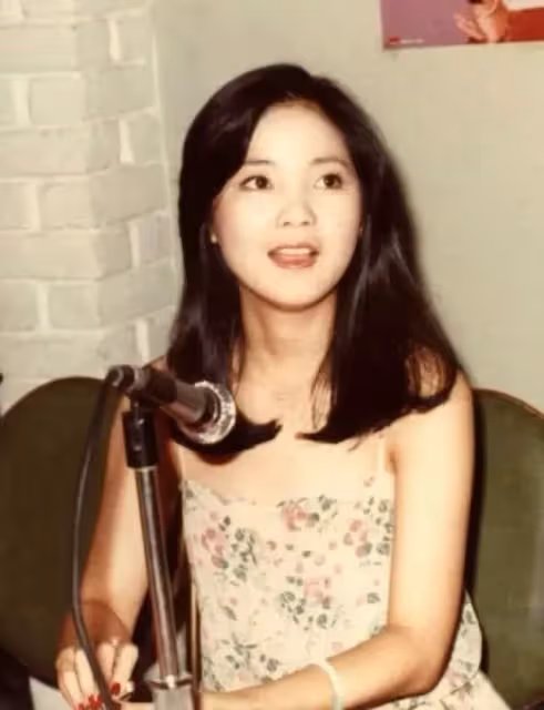 鄧麗君姪女曝光,笑憶【小時候不知她多紅】過年才見得到,穿姑姑舊衣現身,網讚:是一家人准沒錯!!