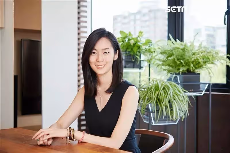 鄧麗君姪女曝光,笑憶【小時候不知她多紅】過年才見得到,穿姑姑舊衣現身,網讚:是一家人准沒錯!!