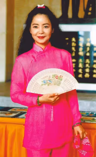 鄧麗君姪女曝光,笑憶【小時候不知她多紅】過年才見得到,穿姑姑舊衣現身,網讚:是一家人准沒錯!!