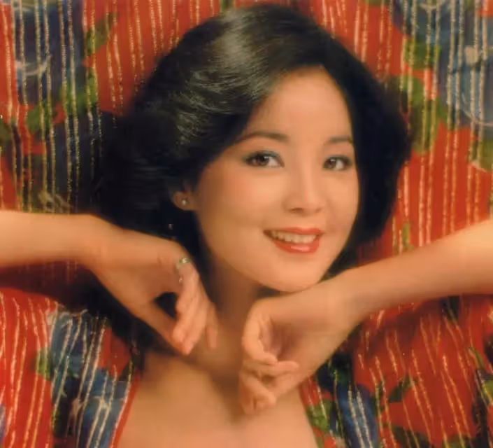 鄧麗君姪女曝光,笑憶【小時候不知她多紅】過年才見得到,穿姑姑舊衣現身,網讚:是一家人准沒錯!!