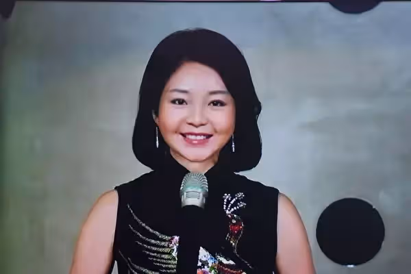 鄧麗君姪女曝光,笑憶【小時候不知她多紅】過年才見得到,穿姑姑舊衣現身,網讚:是一家人准沒錯!!