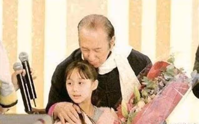 父親78歲才生下她，備受寵愛「18歲擁20億海外豪宅」，真正含金湯匙出生的最美千金！