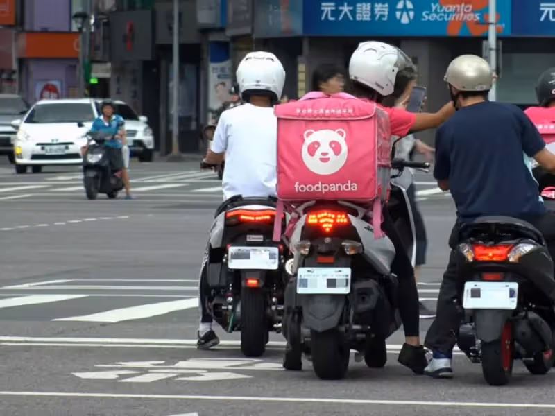雨天爬6樓送餐！女大生領完餐「把零錢灑在樓梯間」甩門就走 外送員「一路撿到樓下」恍然大悟：故意的？