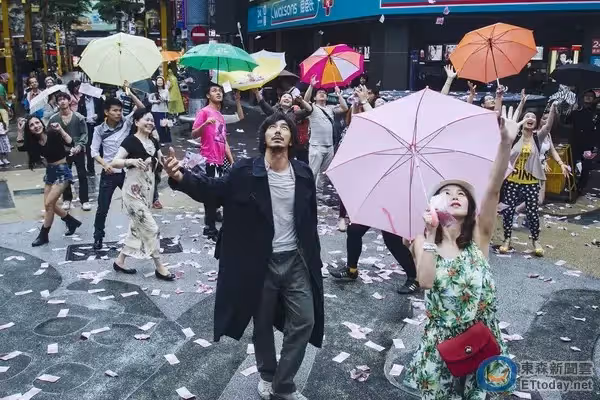 雨天爬6樓送餐！女大生領完餐「把零錢灑在樓梯間」甩門就走 外送員「一路撿到樓下」恍然大悟：故意的？