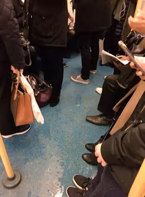 「愛心車廂」沒人要讓位！導盲犬「不小心滑倒」無助看主人：對不起我找不到....