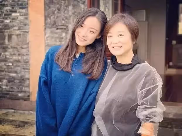 破離婚傳聞！林青霞65歲慶生照曝光「穿旗袍踩高跟鞋跳舞」大紅唇驚艷無比，富豪老公為她鼓掌