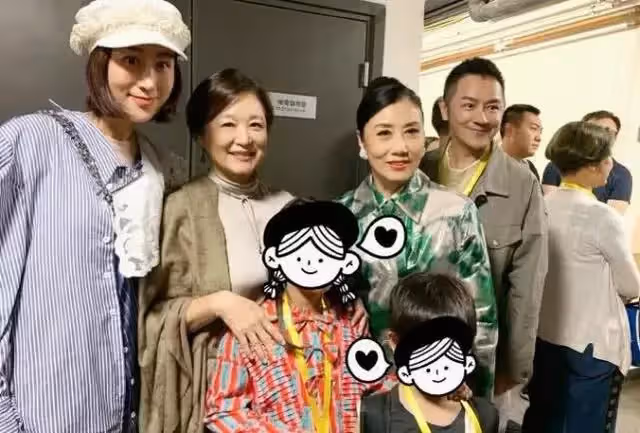 破離婚傳聞！林青霞65歲慶生照曝光「穿旗袍踩高跟鞋跳舞」大紅唇驚艷無比，富豪老公為她鼓掌