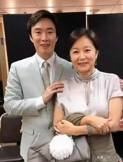 破離婚傳聞！林青霞65歲慶生照曝光「穿旗袍踩高跟鞋跳舞」大紅唇驚艷無比，富豪老公為她鼓掌