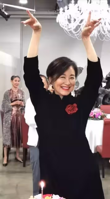 破離婚傳聞！林青霞65歲慶生照曝光「穿旗袍踩高跟鞋跳舞」大紅唇驚艷無比，富豪老公為她鼓掌
