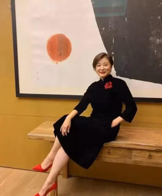 破離婚傳聞！林青霞65歲慶生照曝光「穿旗袍踩高跟鞋跳舞」大紅唇驚艷無比，富豪老公為她鼓掌