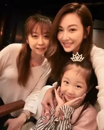 姊妹都是女神！曾莞婷曝光「大10歲親姊姊」「雪白肌膚+氣質長髮」網友驚喊：根本美魔女