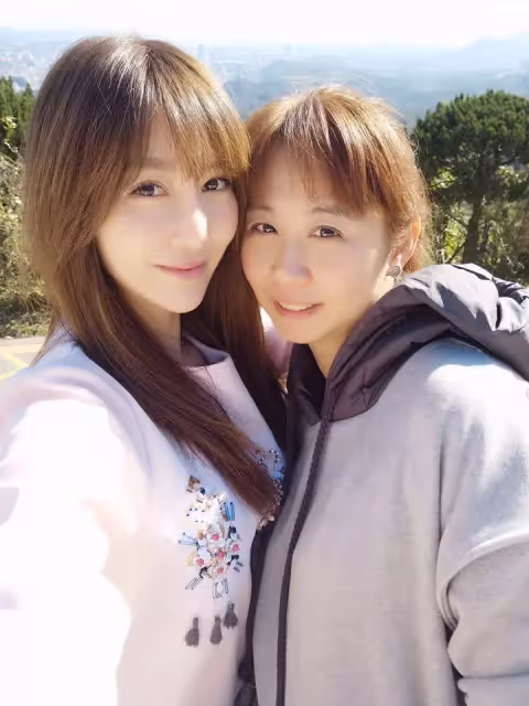 姊妹都是女神！曾莞婷曝光「大10歲親姊姊」「雪白肌膚+氣質長髮」網友驚喊：根本美魔女