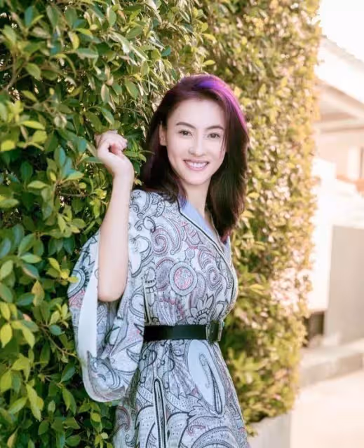 張柏芝罕帶三個兒子走機場！長子似謝霆鋒，幼子正臉曝光太像老二，母子4人太吸睛!