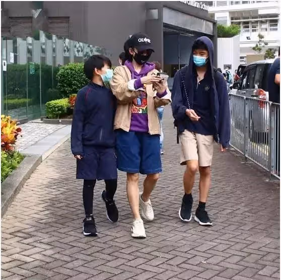 張柏芝罕帶三個兒子走機場！長子似謝霆鋒，幼子正臉曝光太像老二，母子4人太吸睛!