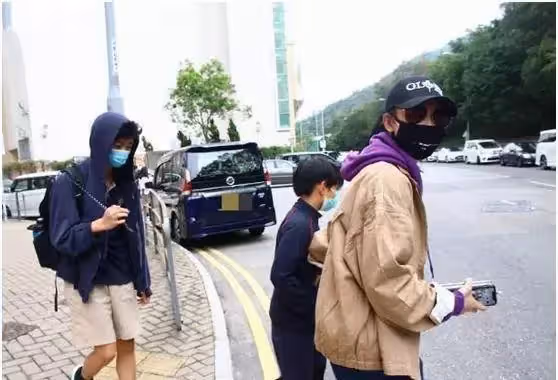 張柏芝罕帶三個兒子走機場！長子似謝霆鋒，幼子正臉曝光太像老二，母子4人太吸睛!