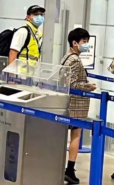 張柏芝罕帶三個兒子走機場！長子似謝霆鋒，幼子正臉曝光太像老二，母子4人太吸睛!