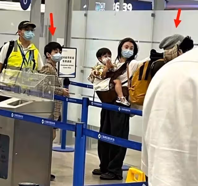 張柏芝罕帶三個兒子走機場！長子似謝霆鋒，幼子正臉曝光太像老二，母子4人太吸睛!