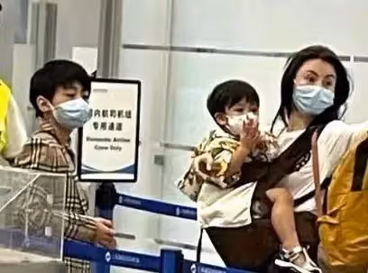 張柏芝罕帶三個兒子走機場！長子似謝霆鋒，幼子正臉曝光太像老二，母子4人太吸睛!