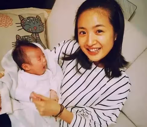 17歲替母還百萬債務，23歲立下遺囑，長期經營「喪偶式婚姻」，39歲產後抑鬱的林依晨幸福嗎