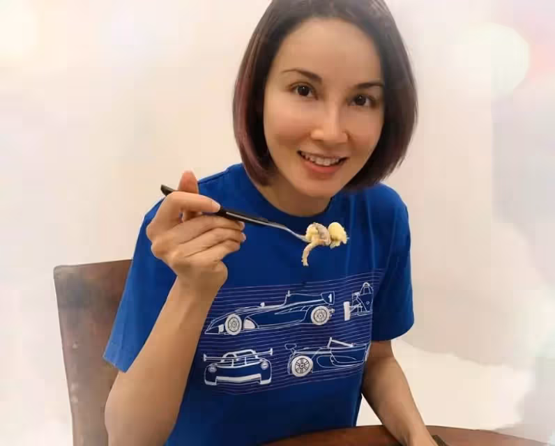 46歲《尋秦記》鄭雪兒罕露面，頭髮漂染淺紫色，打扮青春有活力，為照顧丈夫兒女甘願不生育，網友：活出自我，才是真風采