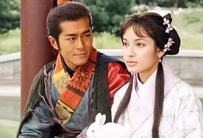 46歲《尋秦記》鄭雪兒罕露面，頭髮漂染淺紫色，打扮青春有活力，為照顧丈夫兒女甘願不生育，網友：活出自我，才是真風采