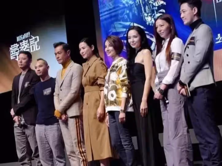 46歲《尋秦記》鄭雪兒罕露面，頭髮漂染淺紫色，打扮青春有活力，為照顧丈夫兒女甘願不生育，網友：活出自我，才是真風采
