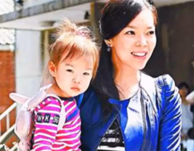 郭臺銘11歲千金郭曉如近照罕曝光，氣質成熟自信十足，越長越像70歲老爸，網評「百億公主」，媽媽曾馨瑩：備孕四胎
