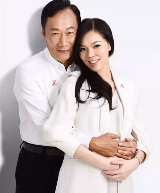 郭臺銘11歲千金郭曉如近照罕曝光，氣質成熟自信十足，越長越像70歲老爸，網評「百億公主」，媽媽曾馨瑩：備孕四胎