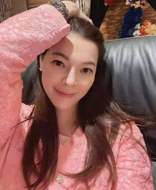 郭臺銘11歲千金郭曉如近照罕曝光，氣質成熟自信十足，越長越像70歲老爸，網評「百億公主」，媽媽曾馨瑩：備孕四胎
