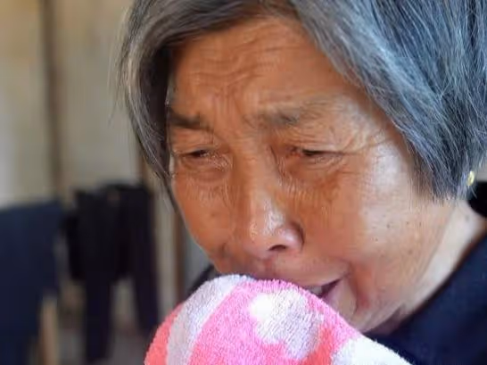 頭婚被趕再嫁帶倆娃丈夫,對繼子女視若己出,丈夫去世她無家可歸