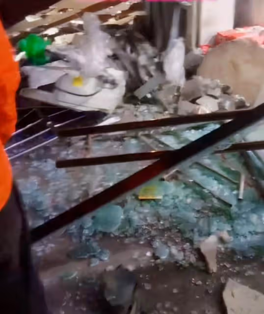 徐州知名網紅疑酒駕出車禍！躺救護擔架上大喊大叫，現場一片狼藉