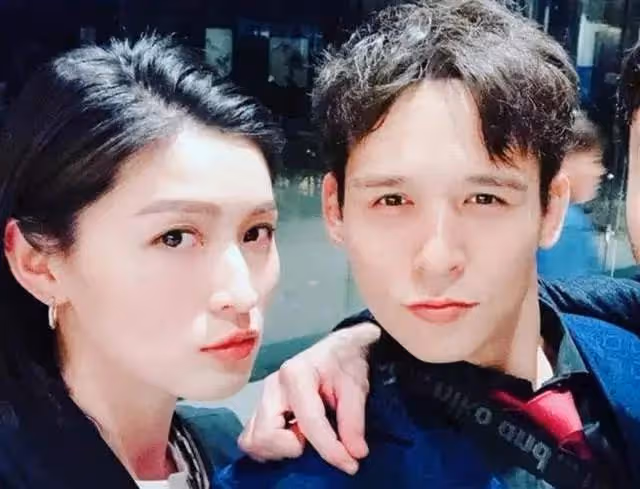 35歲男星高調官宣二婚!穿黑色情侶裝登記結婚,妻子被嘲小三扶正