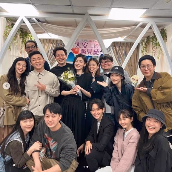35歲男星高調官宣二婚!穿黑色情侶裝登記結婚,妻子被嘲小三扶正