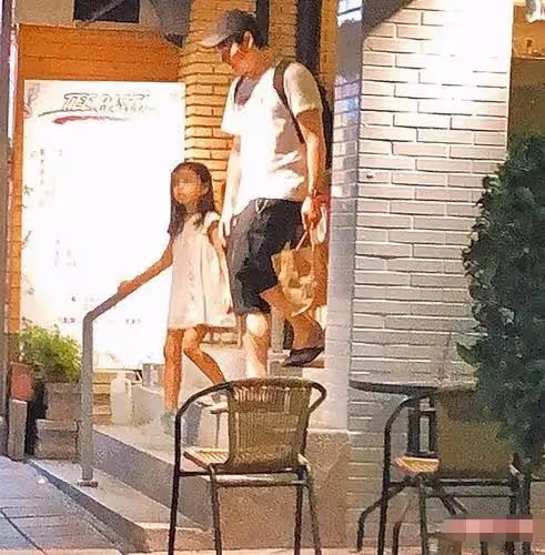 35歲男星高調官宣二婚!穿黑色情侶裝登記結婚,妻子被嘲小三扶正