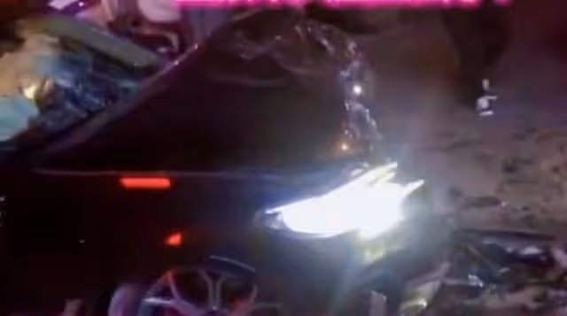 徐州知名網紅疑酒駕出車禍！躺救護擔架上大喊大叫，現場一片狼藉