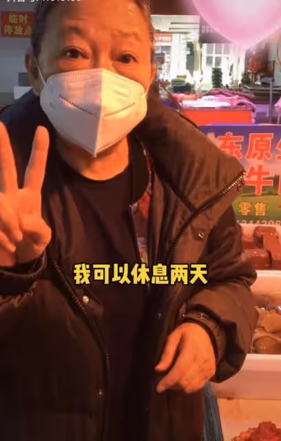 台灣演員方芳定居北京生活!逛平價菜場接地氣,買大塊肉稱饞死了